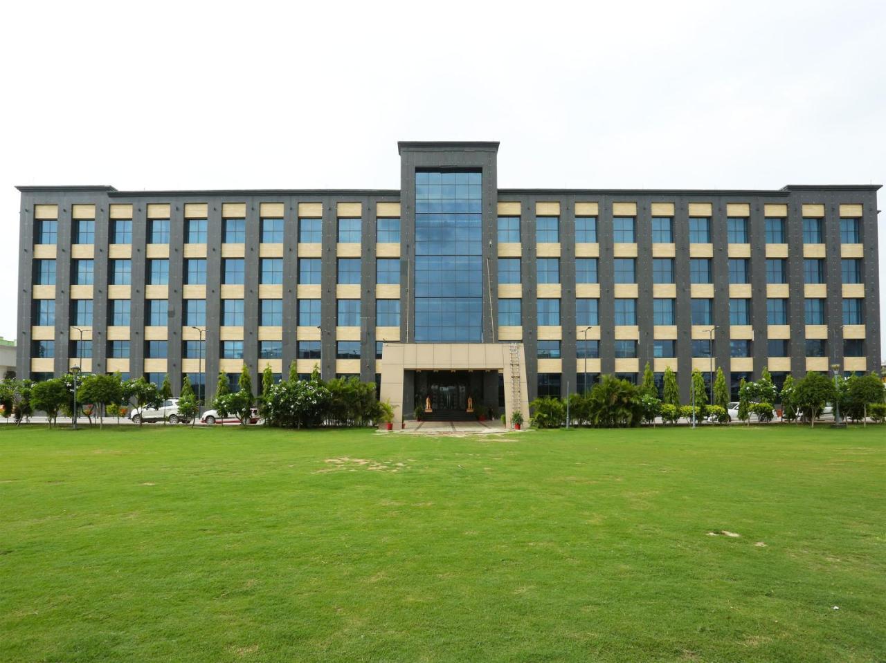 Golden Blossom Imperial Resorts Лакхнау Экстерьер фото